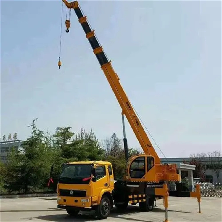 中堂镇钢筋笼入孔时,由吊车采用单点起吊